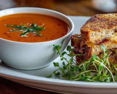 Soupe de tomate épicée, sandwich de fromage grillé